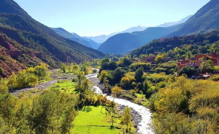Vue magnifique sur la Vallée Ourika depuis Marrakech.
