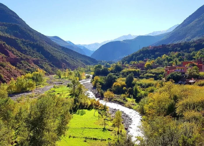 Vue magnifique sur la Vallée Ourika depuis Marrakech.