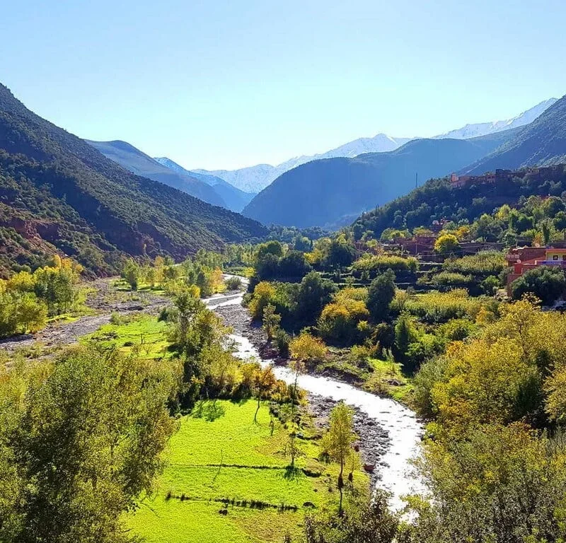 Vue magnifique sur la Vallée Ourika depuis Marrakech.